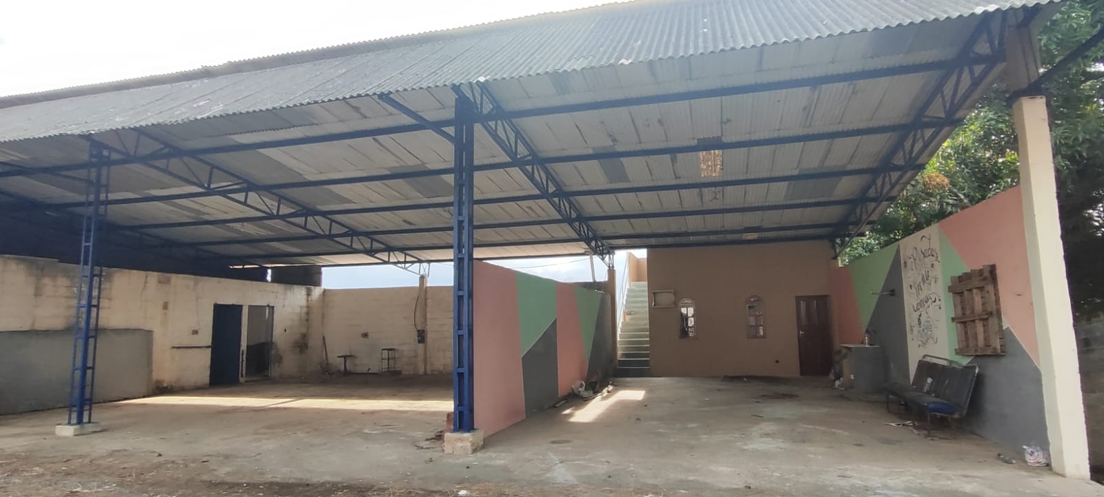 Galpão coberto de aproximadamente 800 m² com piso reforçado, em Cariacica Sede