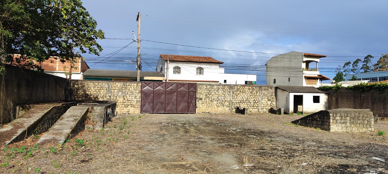 Portão de 5 metros de vão para entrada de carreta no terreno murado